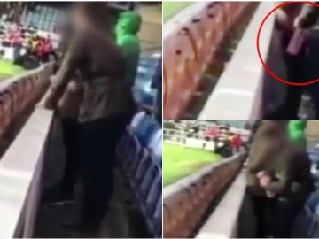 Un aficionado del Middlesbrough orina en la botella del portero rival Un aficionado del Middlesbrough orina en la botella del portero rival