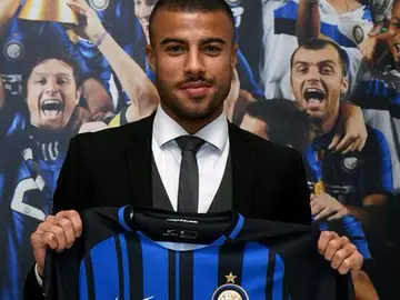 Rafinha posa con la camiseta del Inter de Milán Rafinha posa con la camiseta del Inter de Milán