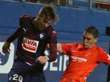 Ricca e Iván Alejo luchan por la posesión del esférico durante el Eibar - Málaga