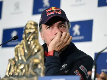 Carlos Sainz, con el trofeo de campeón del Dakar 2018 Carlos Sainz, con el trofeo de campeón del Dakar 2018