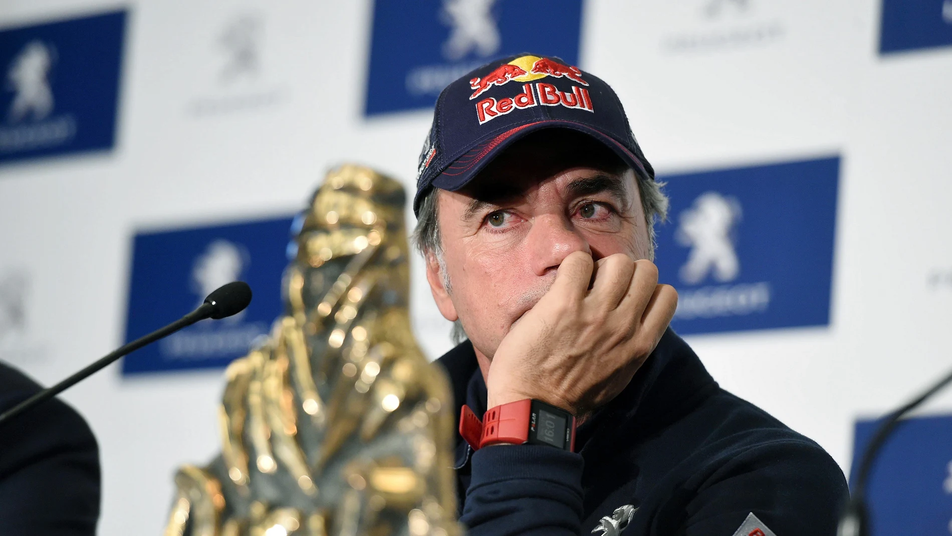 Carlos Sainz, con el trofeo de campeón del Dakar 2018 Carlos Sainz, con el trofeo de campeón del Dakar 2018