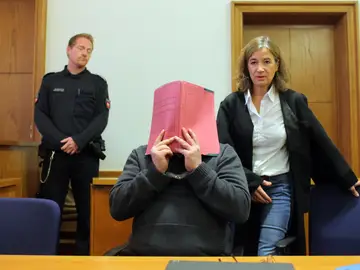 Niels H. se tapa la cara durante una sesión del juicio Niels H. se tapa la cara durante una sesión del juicio