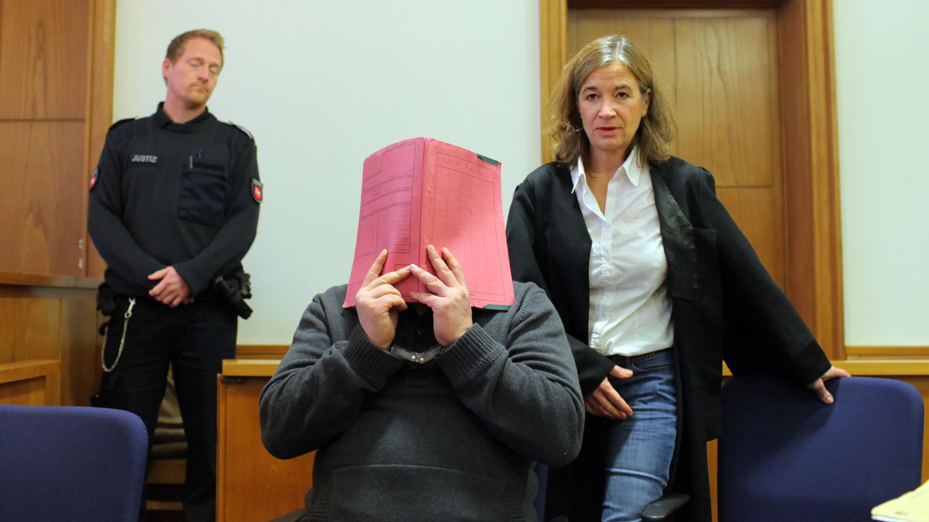 Niels H. se tapa la cara durante una sesión del juicio Niels H. se tapa la cara durante una sesión del juicio