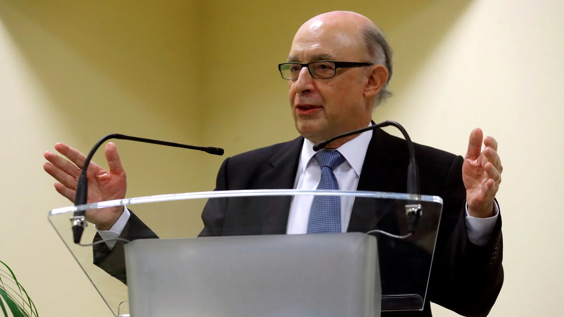 Cristóbal Montoro, ministro de Hacienda Cristóbal Montoro, ministro de Hacienda