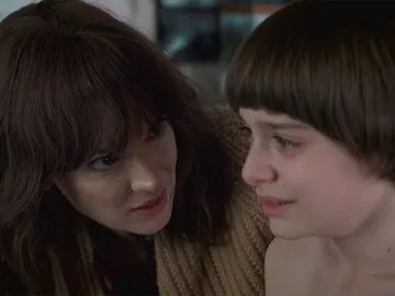 Winona Ryder y Noah Schnapp en 'Stranger Things' Winona Ryder y Noah Schnapp en 'Stranger Things'