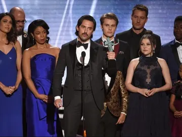 El reparto de 'This is us' con su premio SAG Awards El reparto de 'This is us' con su premio SAG Awards