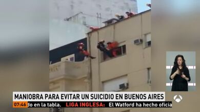 Un grupo de bomberos maniobra desde una azotea para evitar el suicidio de un hombre en Buenos Aires
