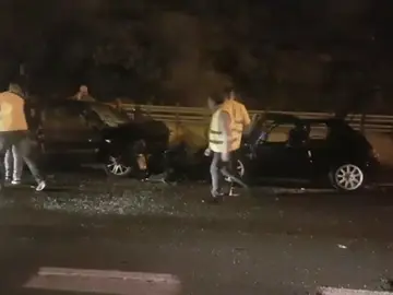 Conduce en dirección contraria y choca frontalmente contra otro coche Conduce en dirección contraria y choca frontalmente contra otro coche