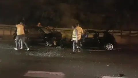 Conduce en dirección contraria y choca frontalmente contra otro coche Conduce en dirección contraria y choca frontalmente contra otro coche