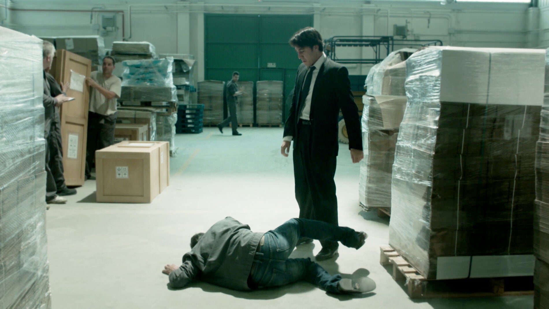 Miguel da una paliza a un socio de su padre para que deje de molestarle