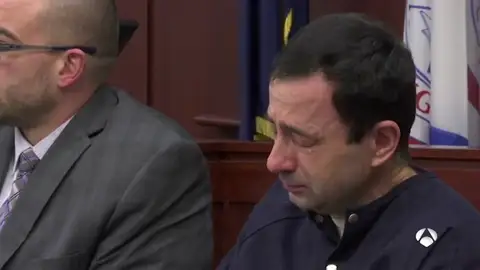 Larry Nassar se derrumba entre lágrimas Larry Nassar se derrumba entre lágrimas