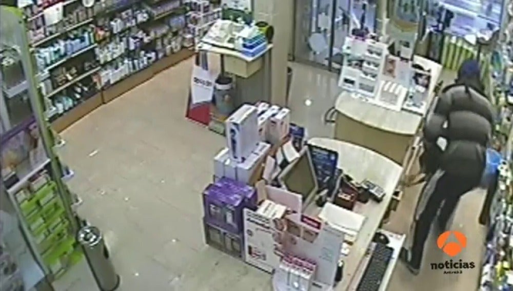 El atracador de una farmacia pierde parte del botín mientras huye