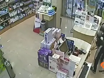 El atracador de una farmacia pierde parte del botín mientras huye El atracador de una farmacia pierde parte del botín mientras huye