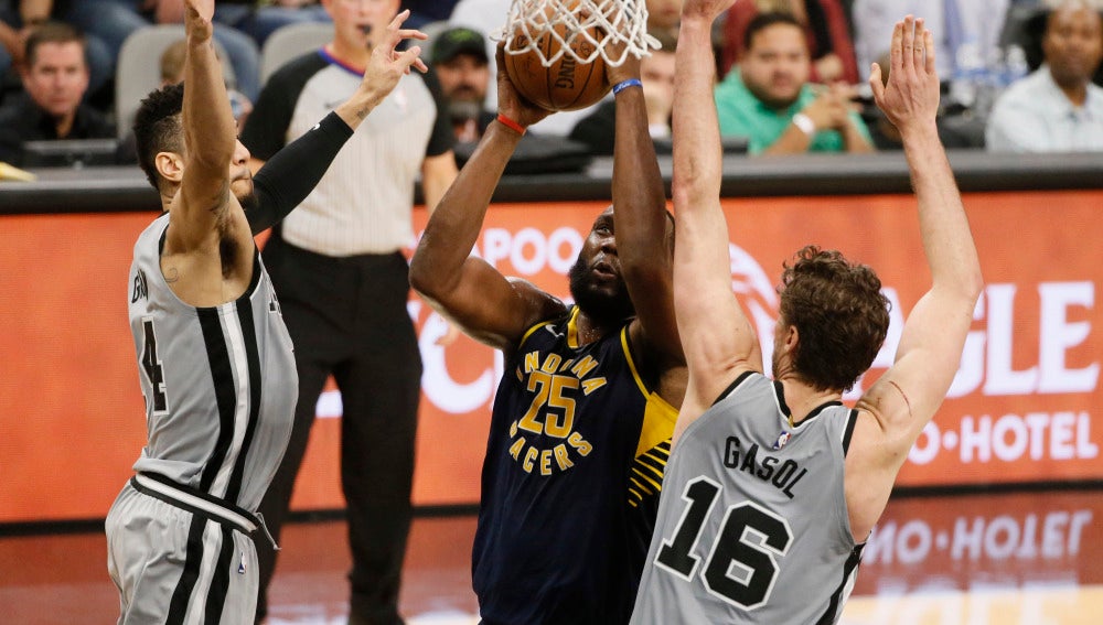 Pau Gasol trata de frenar a Al Jefferson