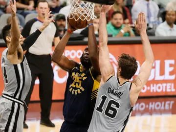 Pau Gasol trata de frenar a Al Jefferson Pau Gasol trata de frenar a Al Jefferson
