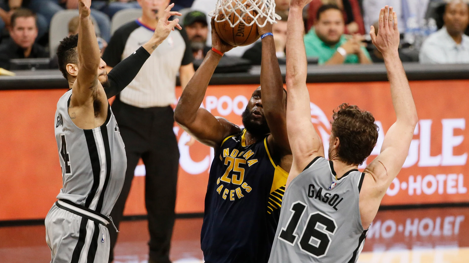 Pau Gasol trata de frenar a Al Jefferson Pau Gasol trata de frenar a Al Jefferson
