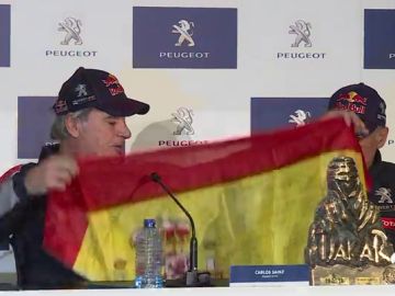 Carlos Sainz cuenta su anécdota con la bandera de España tras ganar el Dakar