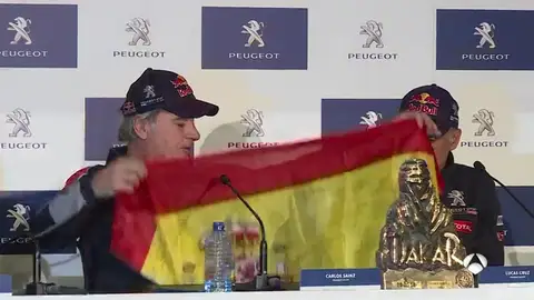 Carlos Sainz cuenta su anécdota con la bandera de España tras ganar el Dakar Carlos Sainz cuenta su anécdota con la bandera de España tras ganar el Dakar