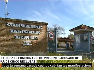 Juzgan a un funcionario de prisiones acusado de vejar y abusar sexualmente de cinco reclusas en Alcalá de Guadaíra