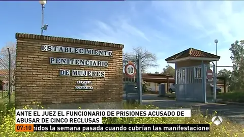 Juzgan a un funcionario de prisiones acusado de vejar y abusar sexualmente de cinco reclusas en Alcalá de Guadaíra Juzgan a un funcionario de prisiones acusado de vejar y abusar sexualmente de cinco reclusas en Alcalá de Guadaíra