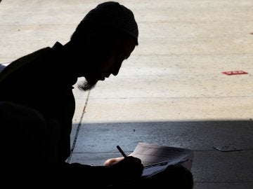 Un estudiante pakistaní haciendo un examen