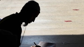 Un estudiante pakistaní haciendo un examen