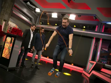 La chancla de la tortura, el castigo que sufren los japoneses tras perder una apuesta La chancla de la tortura, el castigo que sufren los japoneses tras perder una apuesta