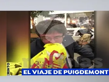 Puigdemont besa la bandera española que le ofrece un joven en Copenhague Puigdemont besa la bandera española que le ofrece un joven en Copenhague