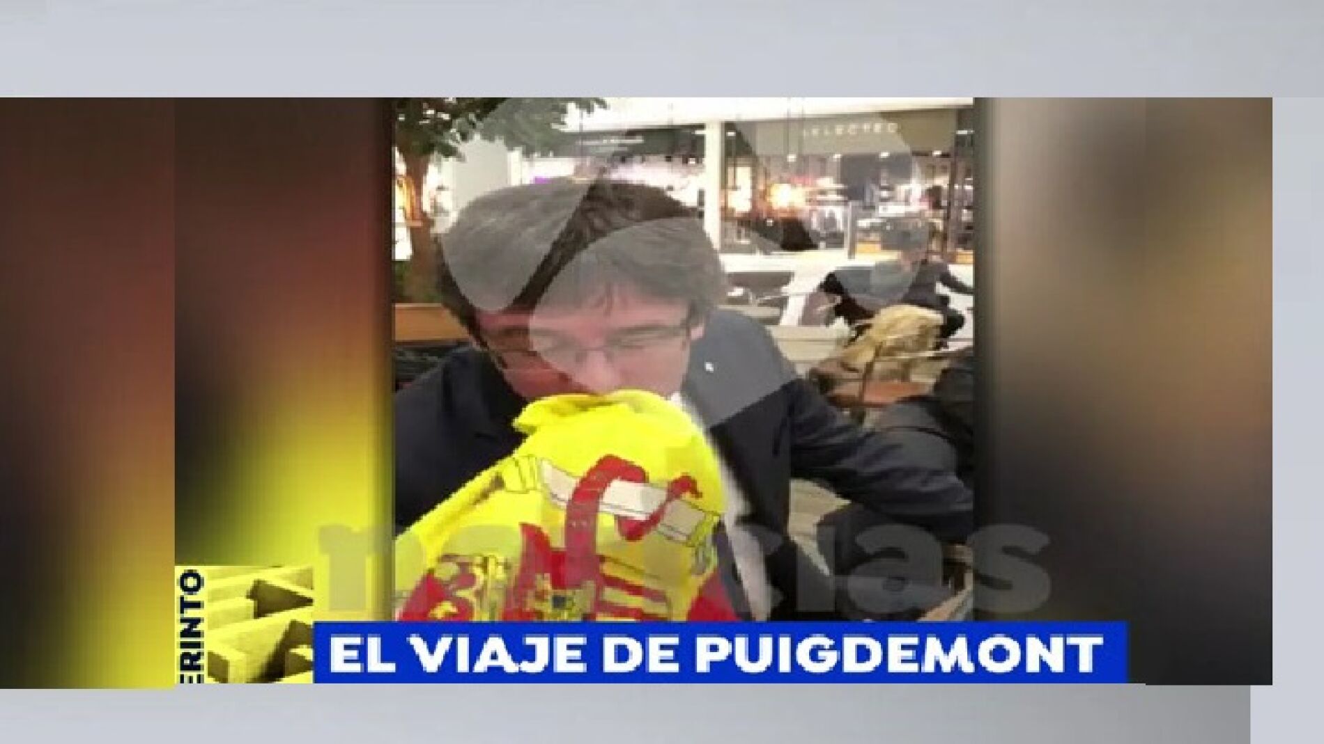 Puigdemont besa la bandera espa&ntilde;ola que le ofrece un joven en Copenhague