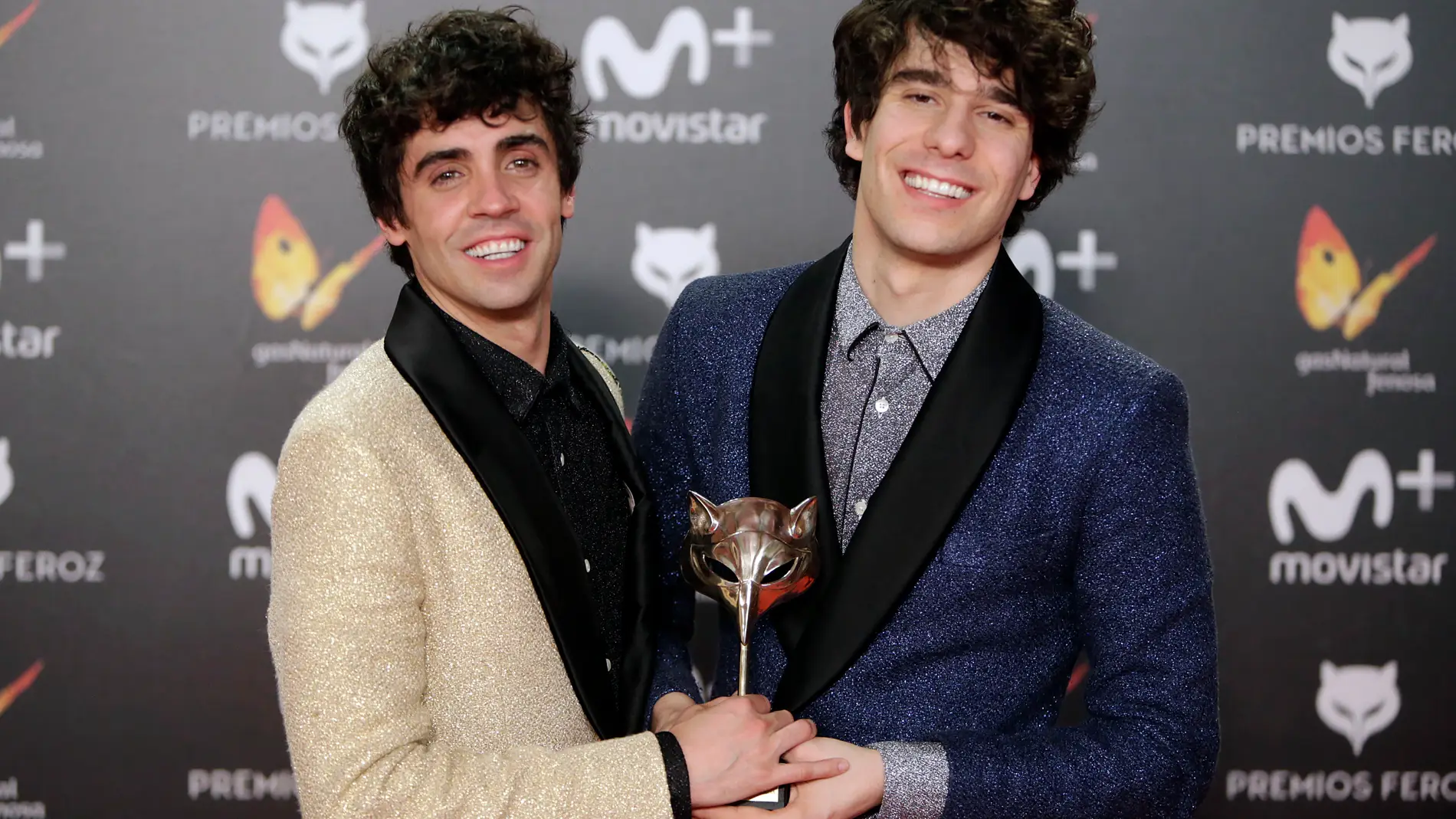 Javier Calvo y Javier Ambrossi con su premio