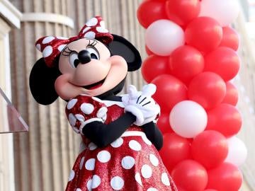 Minnie Mouse posa en la ceremonia donde recibió una estrella en el Paseo de la Fama de Hollwood en Los Ángeles 