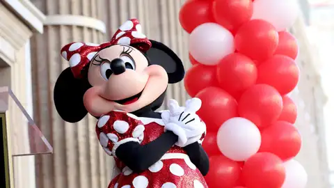 Minnie Mouse posa en la ceremonia donde recibió una estrella en el Paseo de la Fama de Hollwood en Los Ángeles Minnie Mouse posa en la ceremonia donde recibió una estrella en el Paseo de la Fama de Hollwood en Los Ángeles