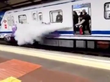 Un conductor de Metro de Madrid ahuyenta con un extintor a unos jóvenes que pintaban un grafiti en el vagón