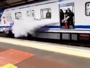 Un conductor de Metro de Madrid ahuyenta con un extintor a unos jóvenes que pintaban un grafiti en el vagón Un conductor de Metro de Madrid ahuyenta con un extintor a unos jóvenes que pintaban un grafiti en el vagón