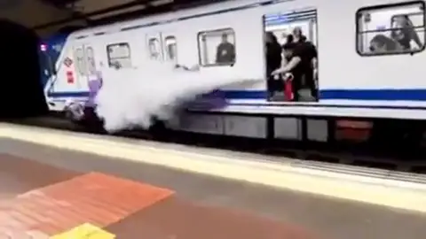 Un conductor de Metro de Madrid ahuyenta con un extintor a unos jóvenes que pintaban un grafiti en el vagón Un conductor de Metro de Madrid ahuyenta con un extintor a unos jóvenes que pintaban un grafiti en el vagón