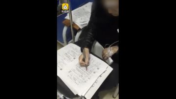 La profesora corrigiendo los exámenes