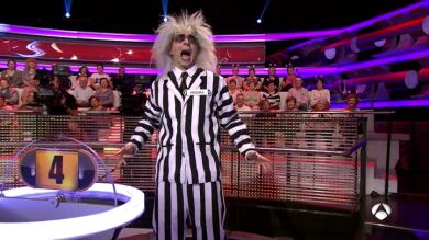 Beetlejuice se cuela en el especial '¡Ahora Caigo!' fantasmas para mostrarnos sus dotes artísticos