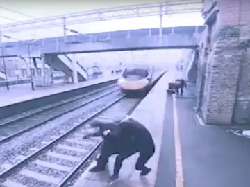 Momento en el que la mujer salva al hombre Momento en el que la mujer salva al hombre