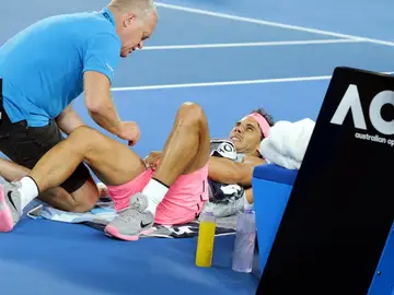 Nadal, siendo atendido por las asistencias Nadal, siendo atendido por las asistencias