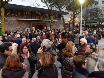 Numerosos vecinos del barrio bilbaíno de Otxarkoaga arropan a familiares y amigos Numerosos vecinos del barrio bilbaíno de Otxarkoaga arropan a familiares y amigos