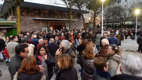 Numerosos vecinos del barrio bilbaíno de Otxarkoaga arropan a familiares y amigos Numerosos vecinos del barrio bilbaíno de Otxarkoaga arropan a familiares y amigos