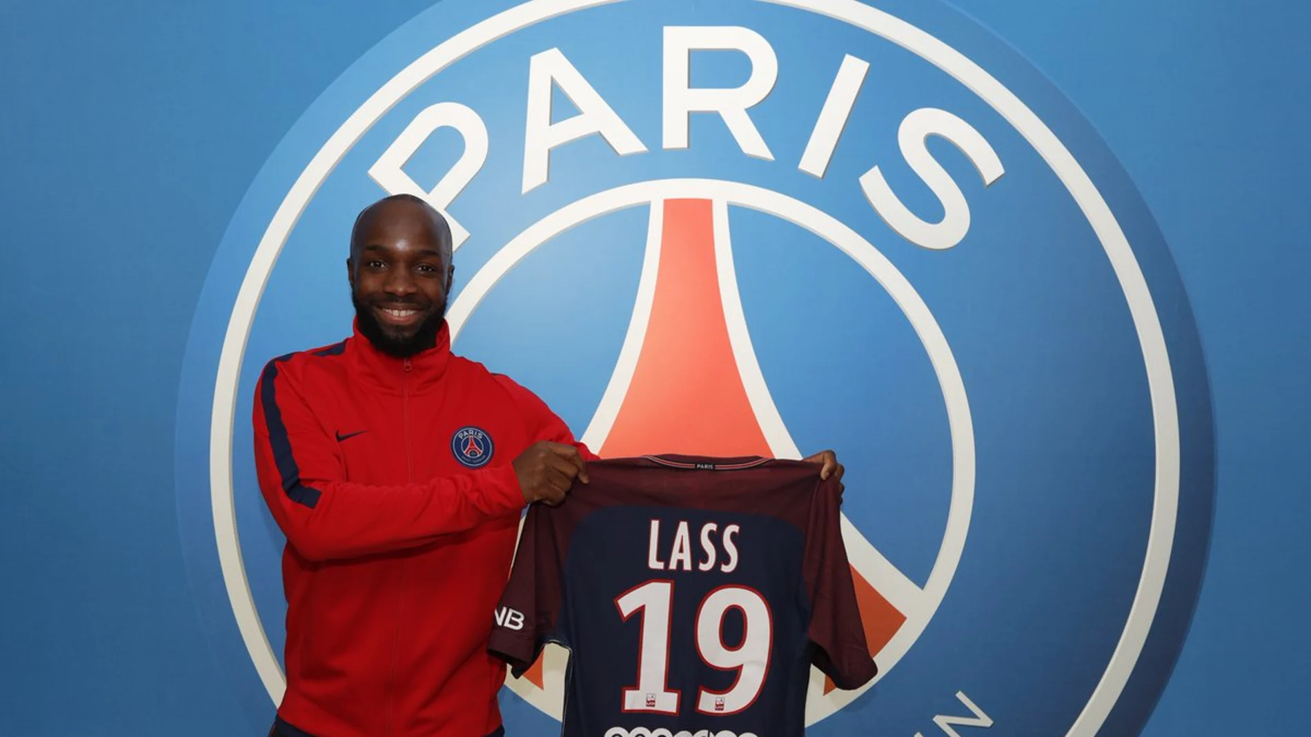 Lass Diarra posa sonriente con su camiseta del PSG Lass Diarra posa sonriente con su camiseta del PSG