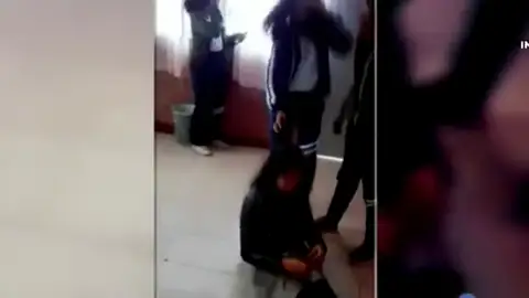 Graban y difunden una paliza a una compañera de colegio Graban y difunden una paliza a una compañera de colegio
