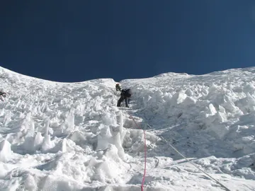 Unos montañeros escalando en la nieve Unos montañeros escalando en la nieve