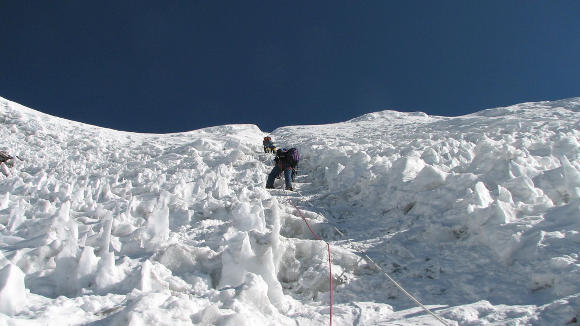 Unos montañeros escalando en la nieve Unos montañeros escalando en la nieve