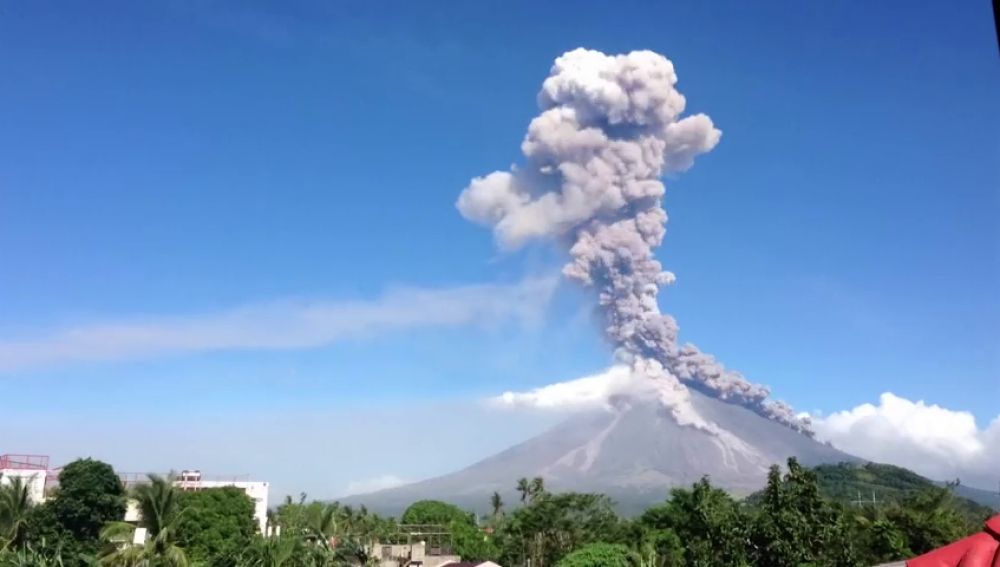 El volcán filipino Mayon intensifica su actividad con una nueva erupción
