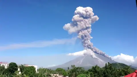 El volcán filipino Mayon intensifica su actividad con una nueva erupción El volcán filipino Mayon intensifica su actividad con una nueva erupción