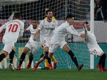 Los jugadores del Sevilla celebran uno de los goles en el Pizjuán Los jugadores del Sevilla celebran uno de los goles en el Pizjuán