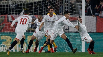 Los jugadores del Sevilla celebran uno de los goles en el Pizjuán