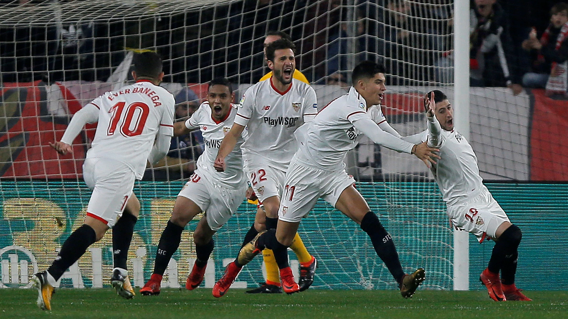 Los jugadores del Sevilla celebran uno de los goles en el Pizjuán Los jugadores del Sevilla celebran uno de los goles en el Pizjuán